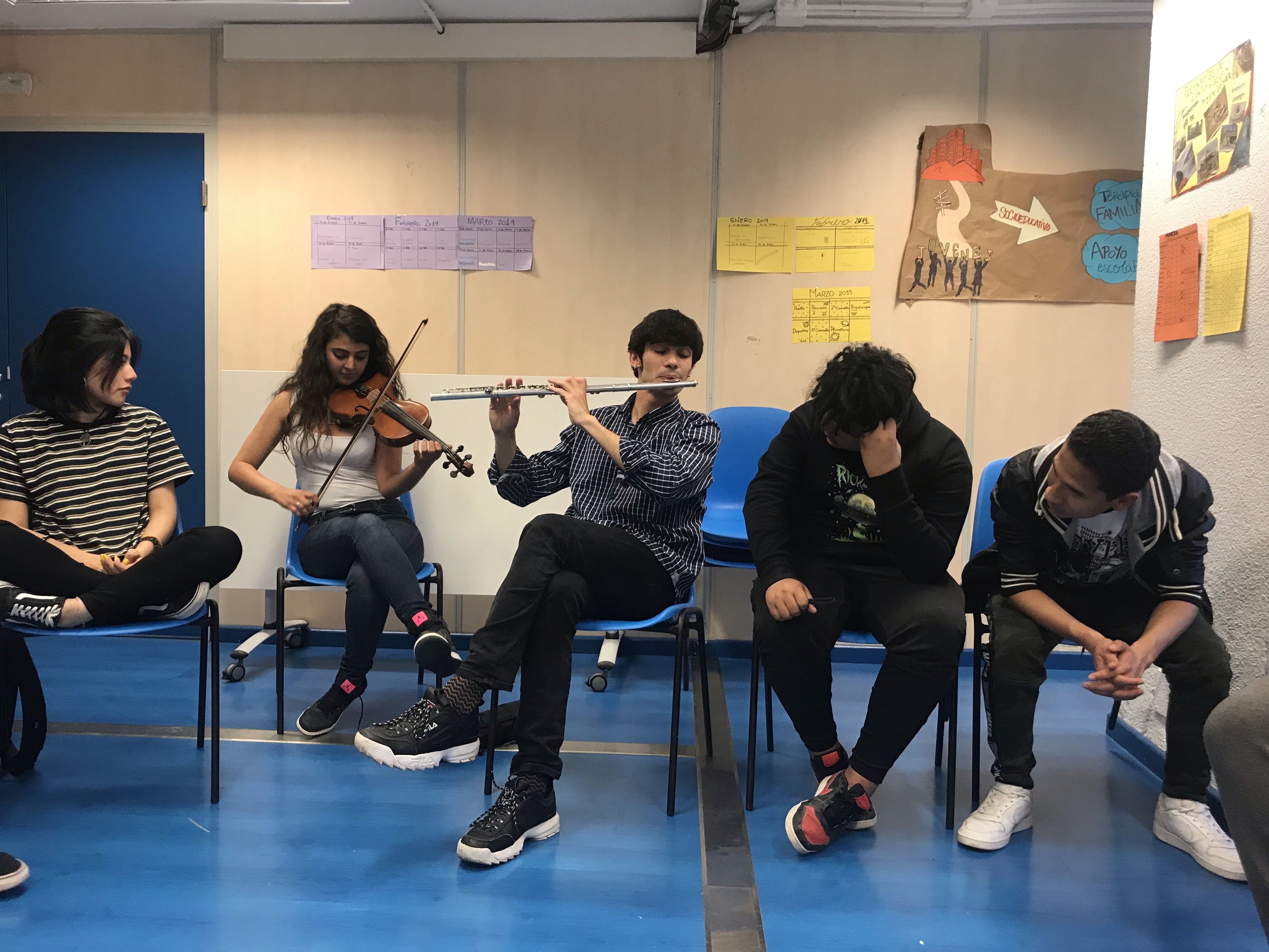 Jóvenes de San Blas participan en un taller de música